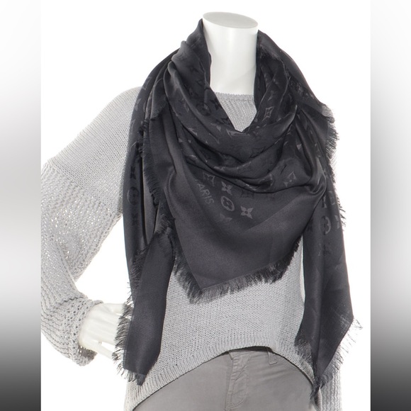 Louis Vuitton shawl never worn with box and tissue. Perfect for gift giving - Picture 1 of 8